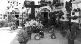 Instalacin de una cruz en el barrio de Santiago