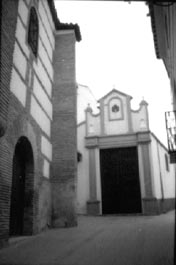 Iglesia de San Juan, a la izquierda, y Casa de Hermandad de la Esperanza