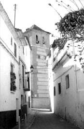 Calle Tras Hospital, con la Iglesia de Santiago al fondo. Su nombre lo debe al antiguo Hospital de Santiago, cuya fachada lateral aparece a la derecha de la imagen